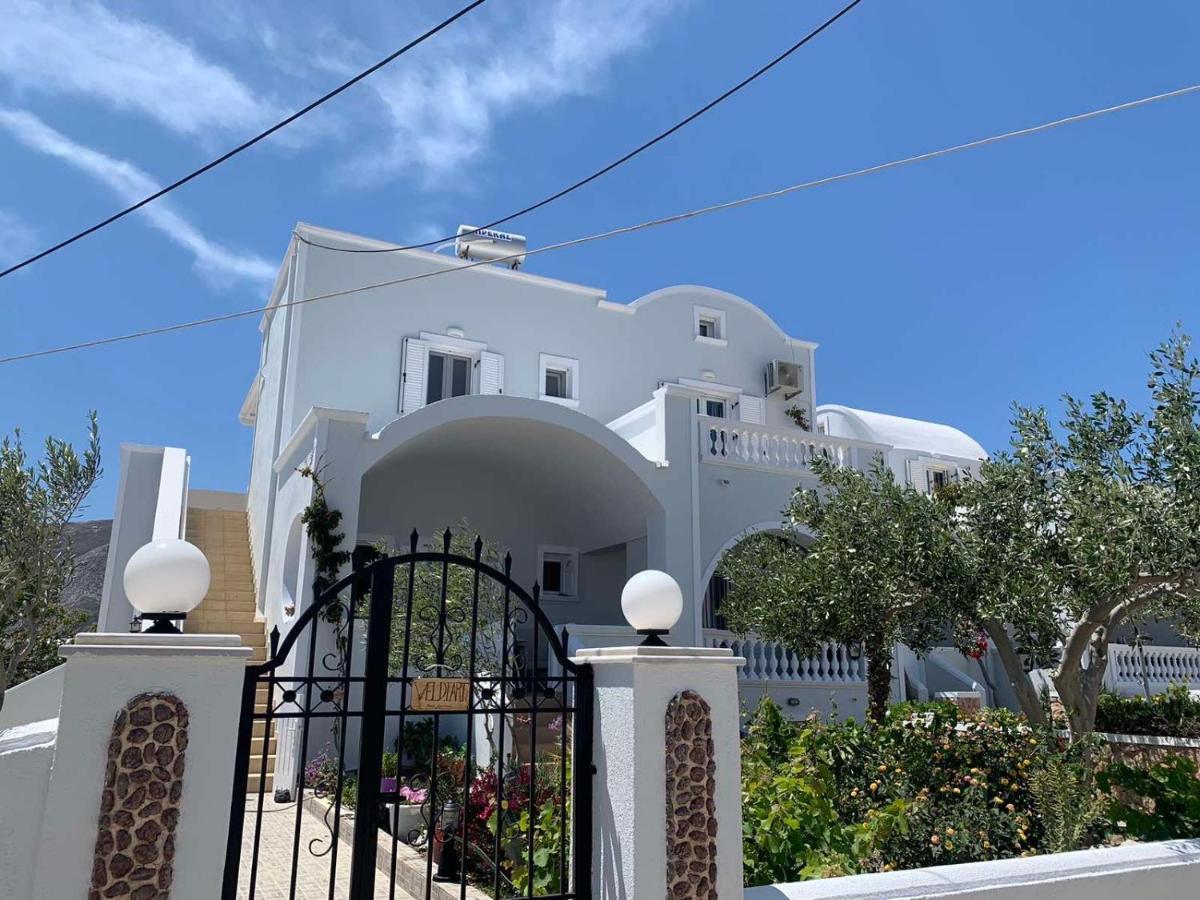 Veldi Art - Kamari Beach Apartment ثيرا المظهر الخارجي الصورة
