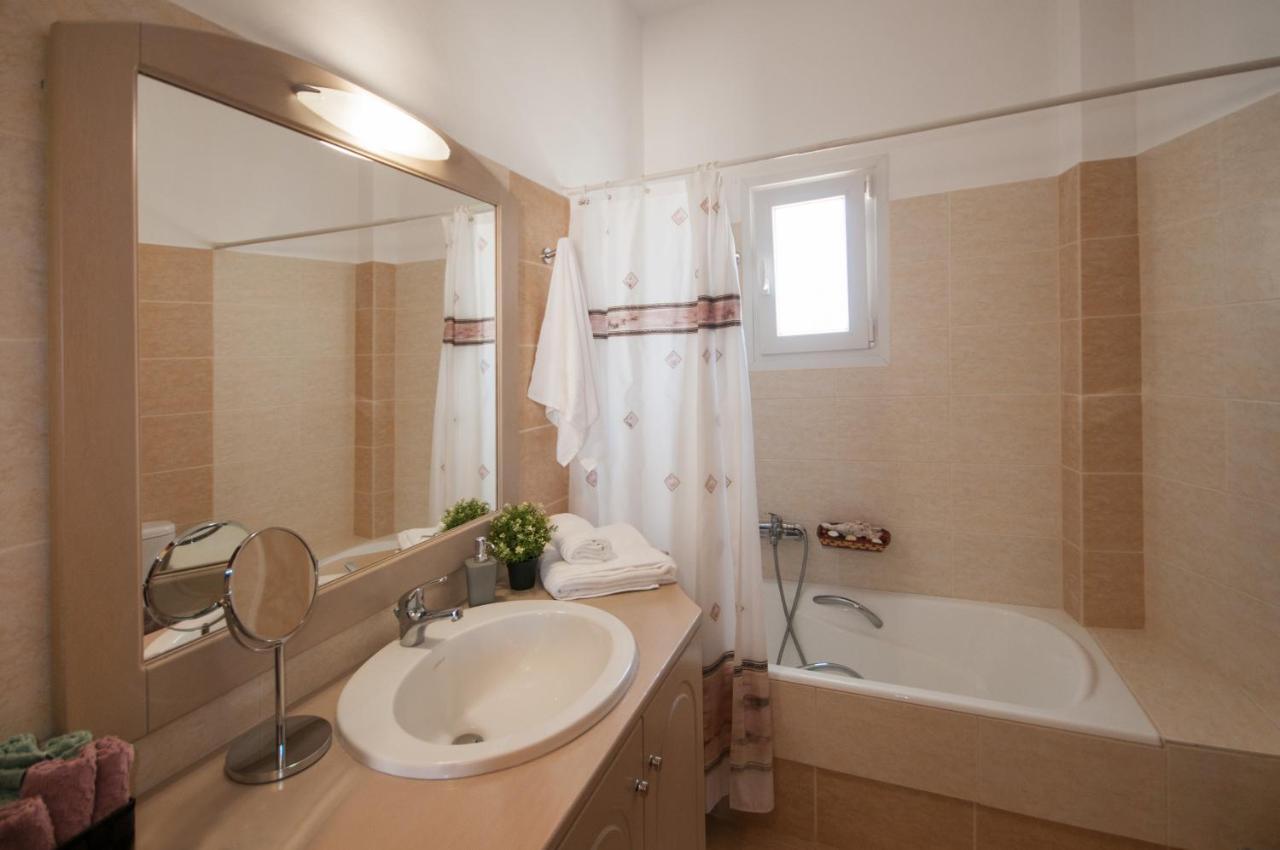 Veldi Art - Kamari Beach Apartment ثيرا المظهر الخارجي الصورة